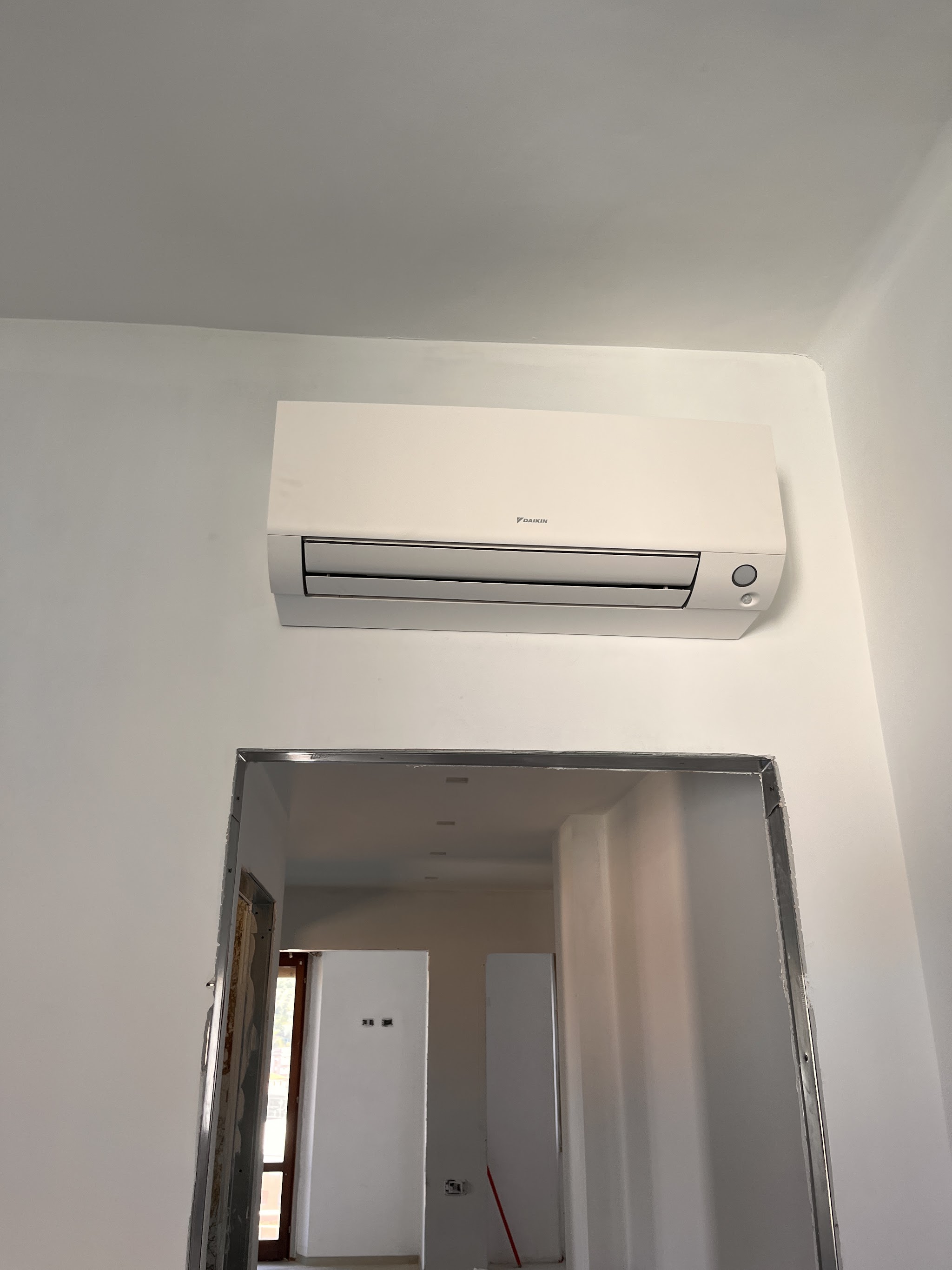 Climatizzatore split installato sopra una porta