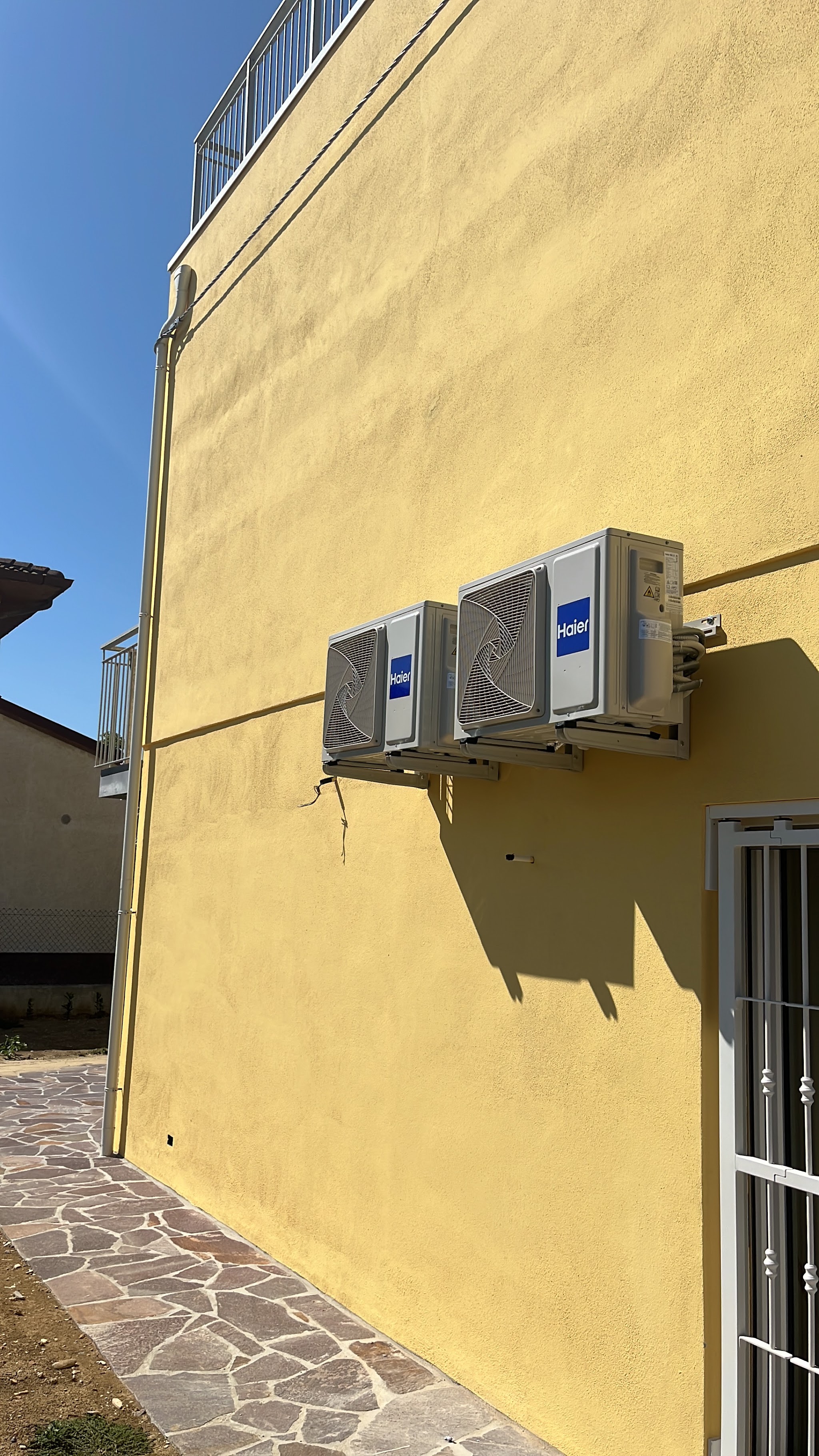Unità esterne di climatizzazione installate su una parete