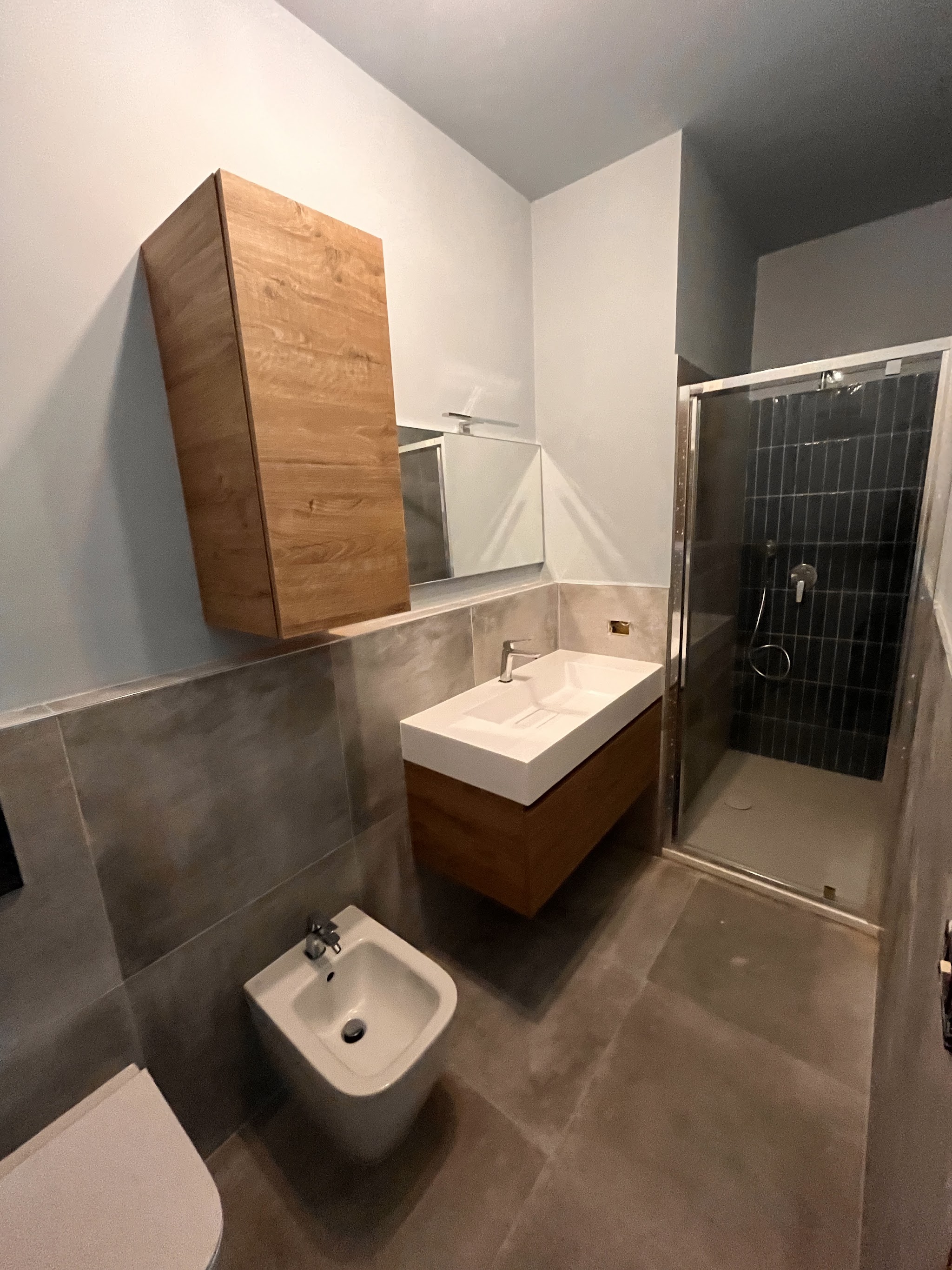 Bagno completo con doccia, lavabo e sanitari