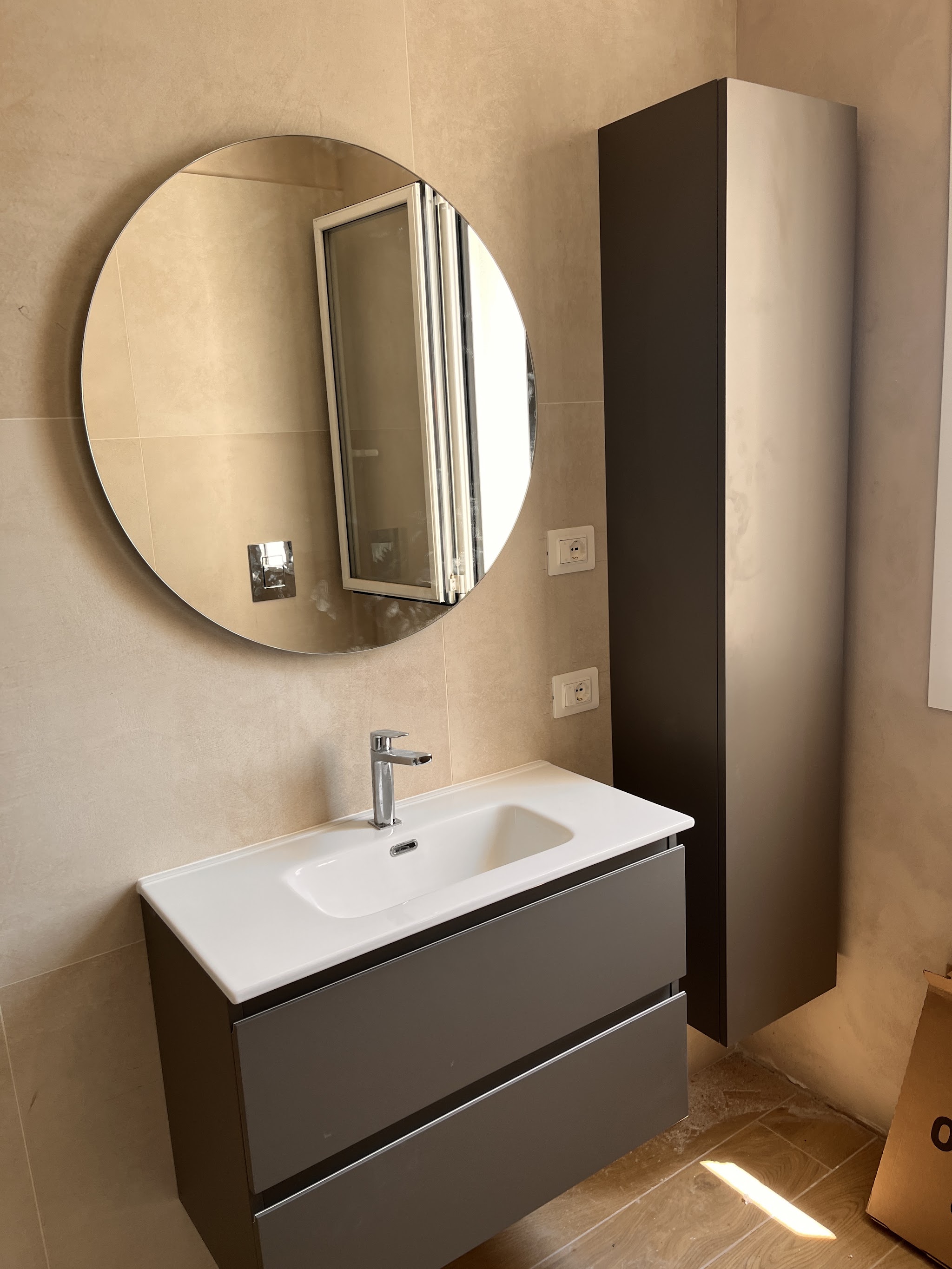 Bagno completato con lavabo e arredi