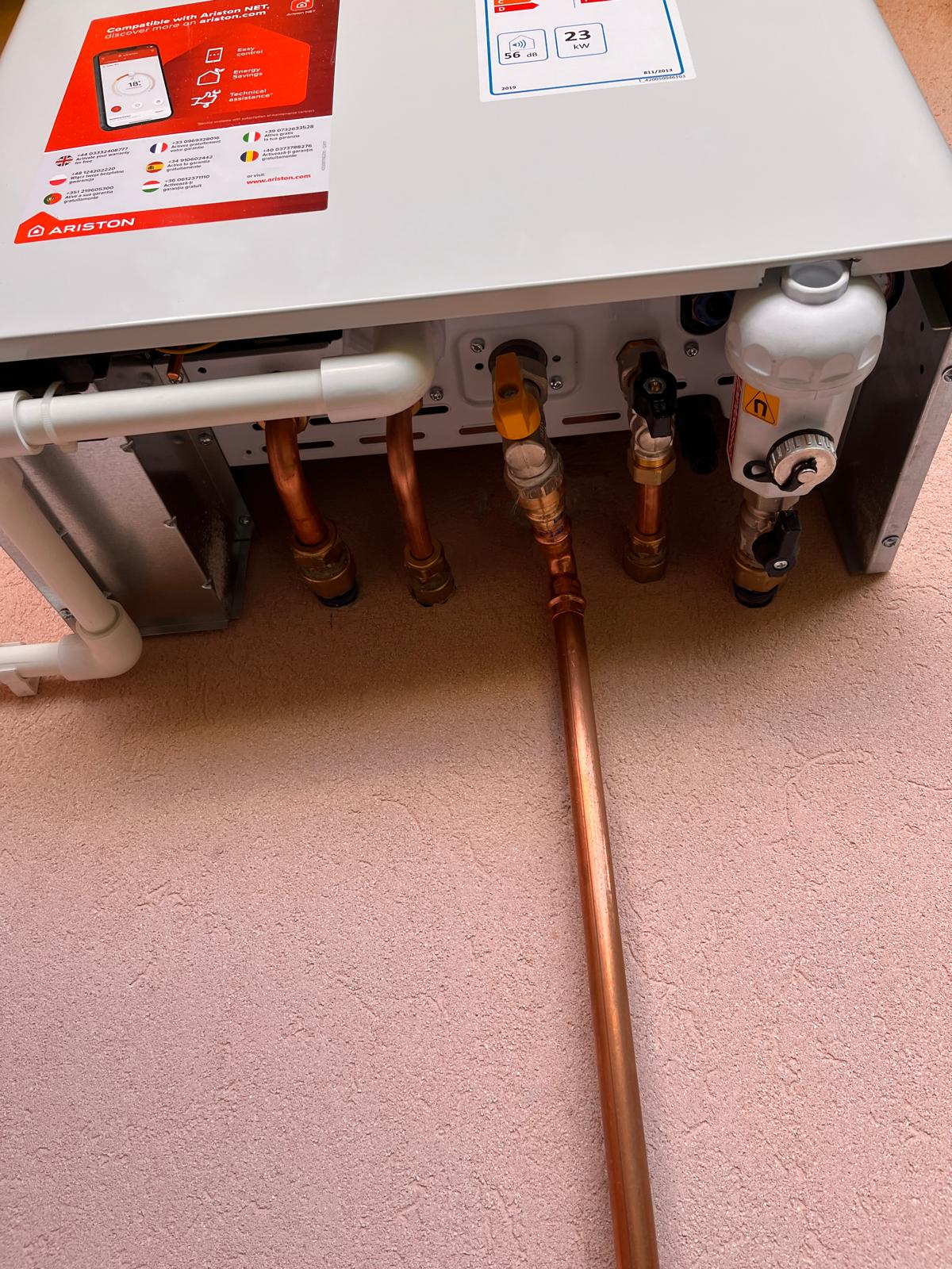 Dettaglio di una caldaia Ariston installata
