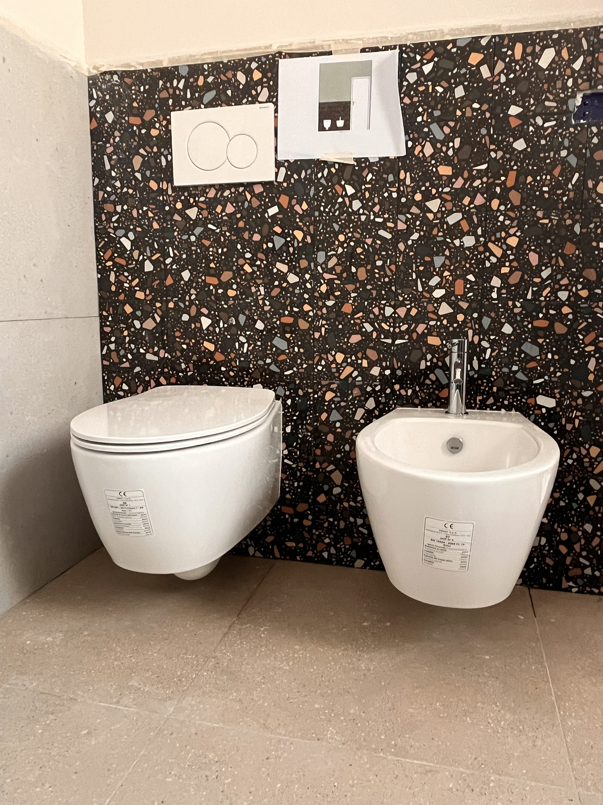 Sanitari sospesi in un bagno in lavorazione